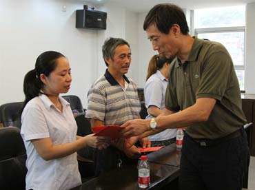 省總工會黨組書記、副主席陳震一行到順昌虹潤精密儀器有限公司慰問困難職工